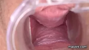 Cutie checa traviesa abre su vagina jugosa a lo peculiar