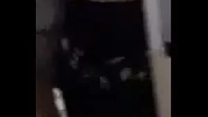 Nastolatki w obcisłych szortach na nocowaniu