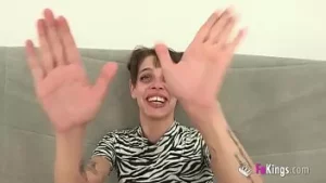 'naiba este asta??' iris și primul ei cocoș uriaș