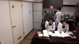 Japanischer Vater fickt seine jugendlichen Töchter