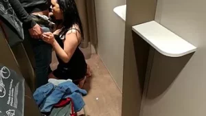 Sexe spontané dans le placard d'un magasin de vêtements
