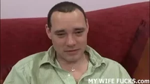 看着你的妻子变得骨子里太热了