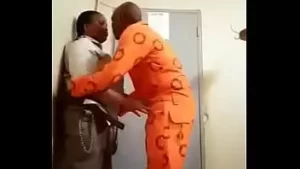 شريط جنسي مُسرب من مأمور السجن سخيف السجين