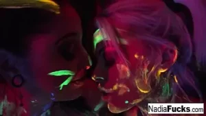 فاتنة الضوء الأسود nadia white and ophelia تمتص ديك ملون