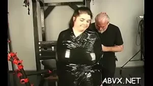 بيمبو الإلهية تخلع ملابسها الداخلية ببطء
