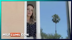 ربة منزل جميلة (كيت كينيدي) تنعش فتى الحديقة عندما يغادر الزوج المنزل