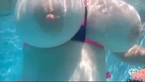 Pawg Marcy Diamond schüttelt ihre Titten und twerkt ihren massiven Arsch unter Wasser