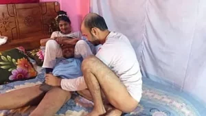 Thais meisje triootje met creampie en Bengaalse seks