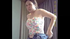 صديقة الآسيوية السمين الحصول على ملابسه