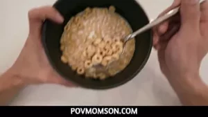 Perfecte pijpbeurt voor het ontbijt door natte stiefmoeder met grote tieten emmy ingetogen