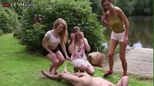 Cfnm grupowe publiczne bj i hj przez babes femdom na świeżym powietrzu