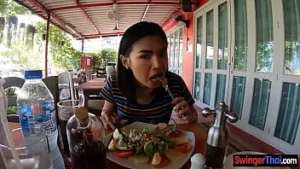 Sex cu târfă asiatică amatoare cu sâni falși mari la cameră după o zi petrecută