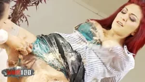 Două fete cu buste în scenă lesbiană alimentară