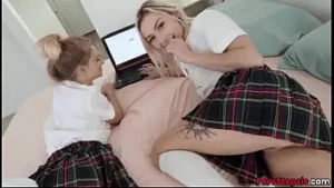 شقراء مثل اختي رايلي نجمة و bff chloe المعبد مارس الجنس من قبل أخي في الثلاثي