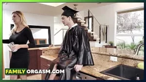 الصبي أخيرًا يمارس الجنس مع زوجة أبيه بعد الانتهاء من الكلية - كينزي تايلور