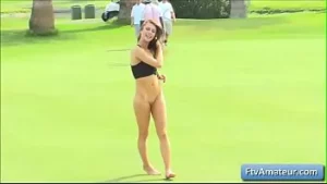 Une ado brune coquine jeune amateur anyah finger baise sa chatte juteuse à l'extérieur pour des orgasmes intenses