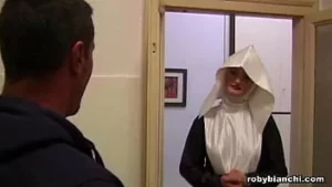 الراهبة الشابة تستسلم للإغراء وتمارس الجنس