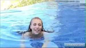 Tânăra blondă amatoare anyah cu degetul ei dracu păsărica suculentă și prada strânsă în piscină