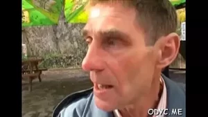 Das köstliche brünette Dienstmädchen Helen sehnt sich nach extremem Fick