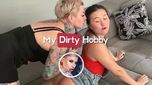 Mein schmutziges Hobby - die verführerische Milf Cat-Coxx fickt ihre Freundin mit einem Umschnalldildo, um ihr eine Lektion zu erteilen