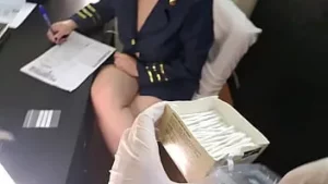 Însoțitor de zbor căsătorit este futut în timpul inspecției corporale