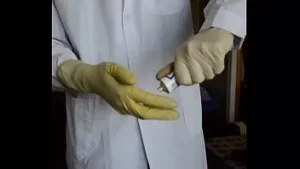 Doctorul se pregătește pentru masturbarea anală