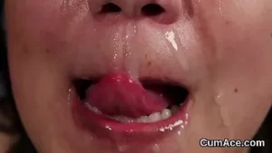 Travieso miel consigue corrida en su cara tragando todo el semen