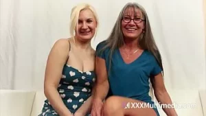 Mamma e sorella ti danno istruzioni per masturbarti