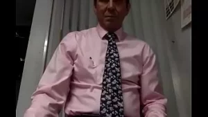 Il video del voyeur esposto può controllarlo, rimuovi il mio cazzo dal mio completo da lavoro e mostramelo mentre lo solletico e il mio sperma inizia a fuoriuscire rapidamente prima che io possa controllarlo