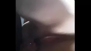 女朋友在使用振动器时摇屁股