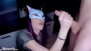 Ragazza sensuale succhia cazzo e sborrata, ingoia sperma