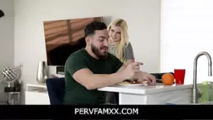 Pervfamxx - सौतेली बहन निकी अपनी तंग किशोरों की बिल्ली के साथ मिठाई खेलती है