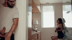 أنا أستمني سرا بينما هي تغير ملابسها