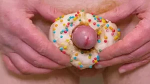 Donut baise avec grosse bite et precum