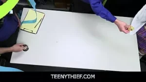 Teenythief - молодую крошечную блондинку-подростка банду магазинных воришек трахнули пять офицеров - minxx marley