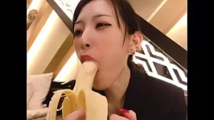 Japon amatör handjob prezervatif koymak için muz için oral seks.