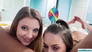 Adolescenții au un grup de lesbiene interrasiale