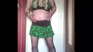 يريد كروسدرسر) المخنثين حقًا أن يمارس الجنس مع قضيب رجل حقيقي حتى أنه يقول ذلك في هذا الفيديو