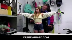 Creepyguard-lindo pequeño ladrón adolescente virgen buscado y follado hasta el orgasmo por un oficial - mazy myers
