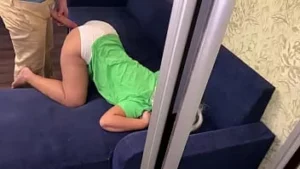 Moeder is voorovergebogen en wacht op anale seks