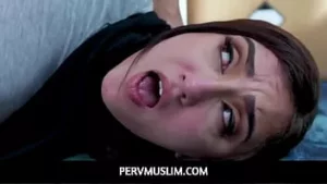 Pervmuslim - 厚实的穆斯林青少年向她的继父失去童贞