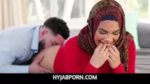Hyjabporn - hermanastra musulmana virgen en hiyab se folla a su hermanastro - maya farrell