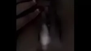 Mamoni montre sa chatte serrée et affamée