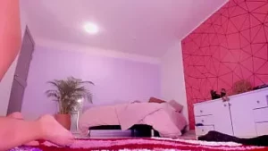 Kolombiyalı mia, büyük göğüsleri ortaya çıkarmak için deri üstünü açıyor - slaveoncam.com