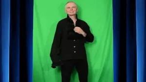 Мужчина-стриптизер выступает в роли темного денди!