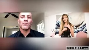 Une adolescente purement tabou tente un jeu soumis pour la première fois avec son maître