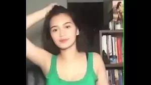 Yannah hernandez 穿着性感的绿色连衣裙在 bigo 现场热舞