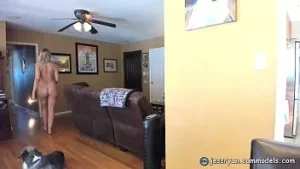 La milf sexy jess ryan donne une note de bite honnête à un étalon de collège accroché