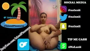 Drobna nastolatka z Karaibów bawi się ładną cipką @nalxnii - instagram