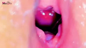 Fată tânără excitată, iubește sexul hardcore și dur, cățeaua mea este supusă în stilul cățelușului, cu părul smuls cu slujba albastră desi: mia 18x